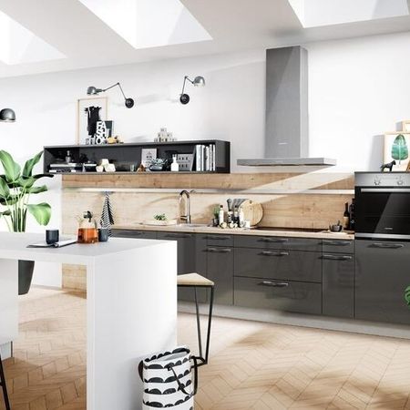 Kombination aus Holz und dunklen Farben