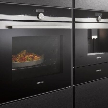 Backofen und Mikrowelle auf Brusthöhe | Küche mit schwarzen Fronten