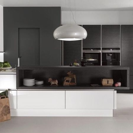 Moderne Küche mit weißen und schwarzen Fronten